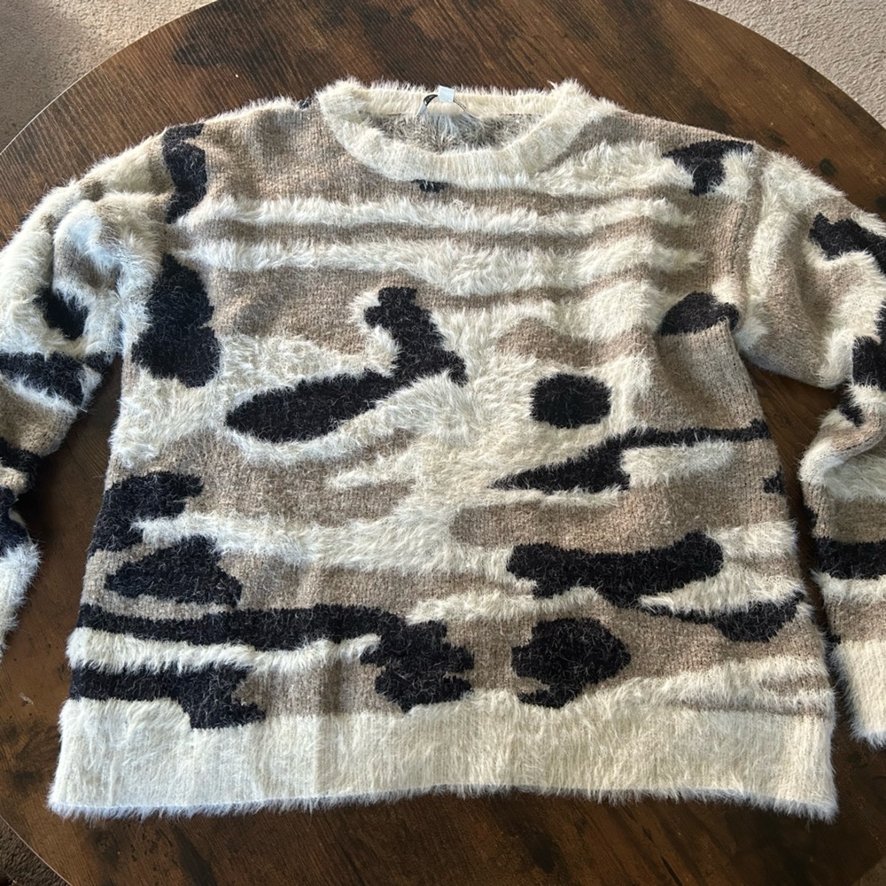 Davi and Dani Camouflage Sweater  Size Large Camouflage Print